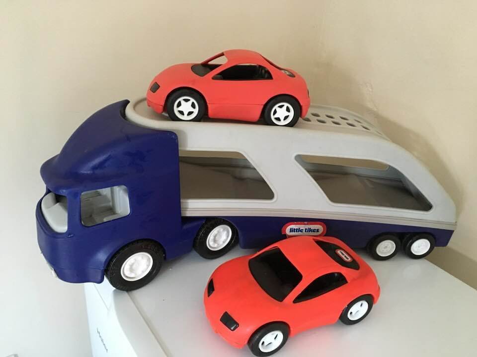 little tikes transporter with 2 cars